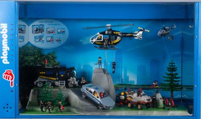 un coffret Playmobil comprenant un hélicoptère et une voiture dans une boîte