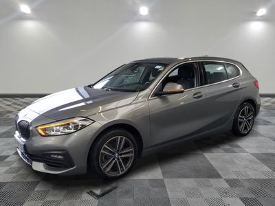 une BMW 216i Sport Break argentée garée dans un showroom