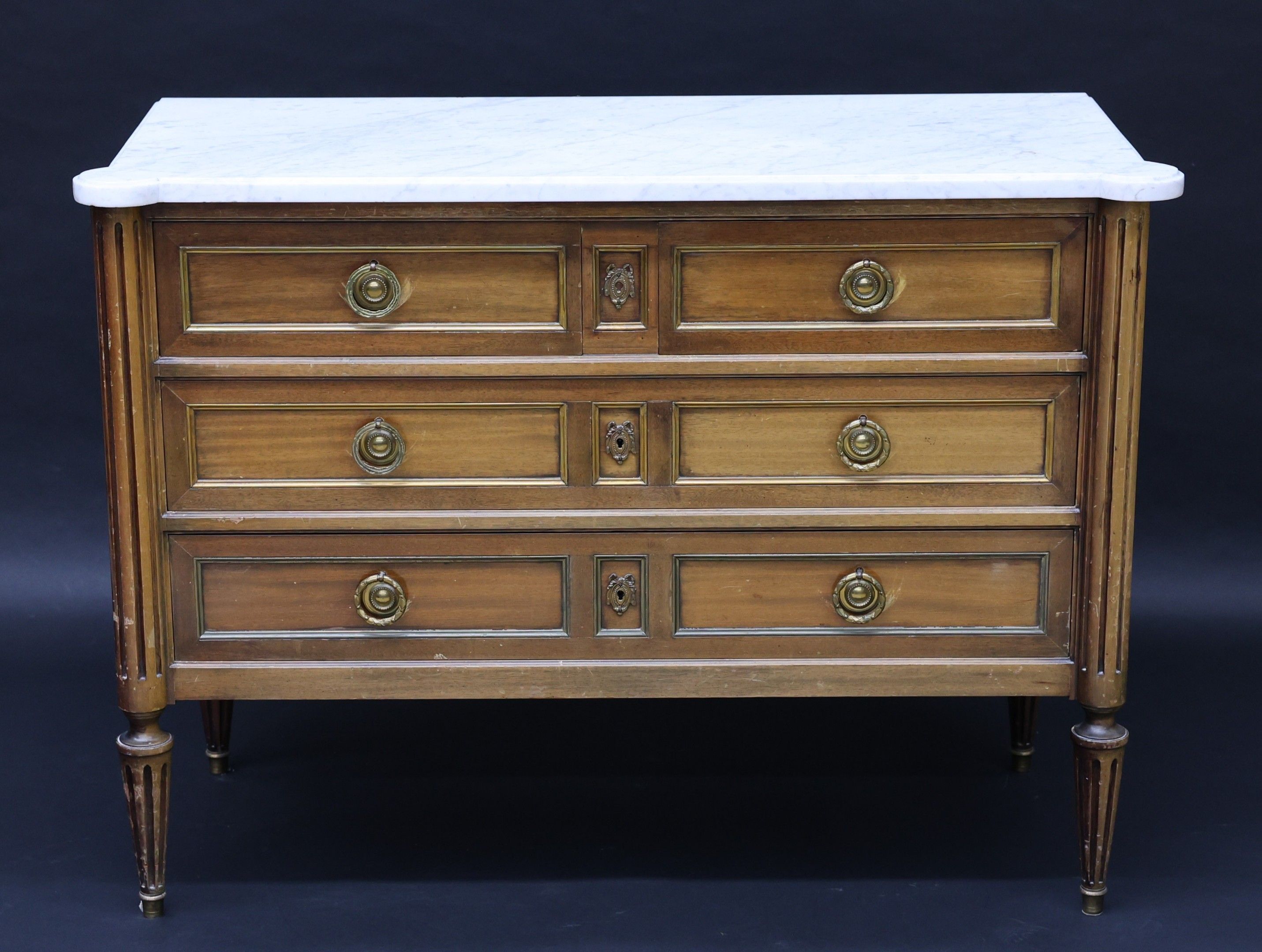 Commode de forme rectangulaire en bois naturel ouvrant à qua…