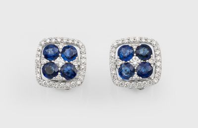 une paire de boucles d'oreilles en saphir et diamant