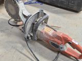 une machine posée sur le sol du garage
