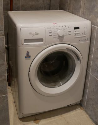 un lave-linge et un sèche-linge dans une petite pièce