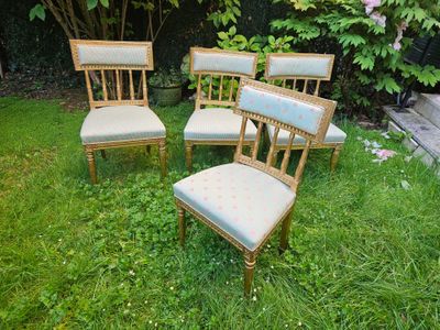Quatre chaises à dossier barrette