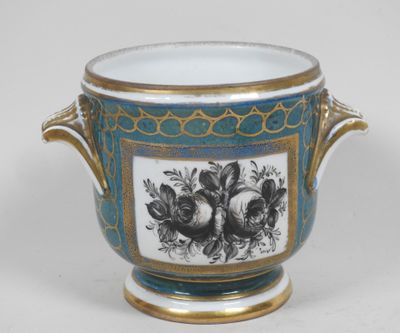 un vase bleu et blanc orné de motifs dorés