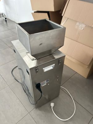 une machine posée sur le sol à côté d'une boîte