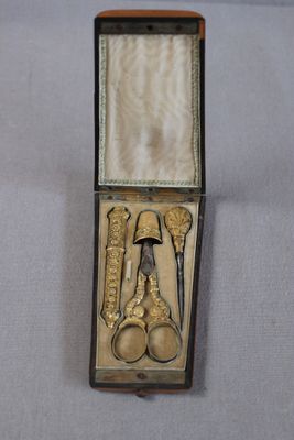 Nécessaire de couture comprenant une paire de ciseaux accide…