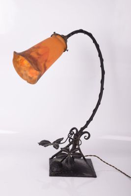 l'image d'une lampe posée sur une table