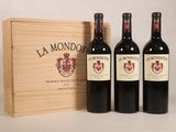trois bouteilles de vin rouge devant une caisse en bois