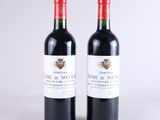 deux bouteilles de vin rouge posées l'une à côté de l'autre sur une surface blanche