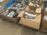 plusieurs cartons contenant des objets divers, posés à même le sol en béton