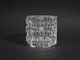 un gros plan d'un vase en verre transparent posé sur une surface noire