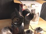 une table sur laquelle sont posés plusieurs objets