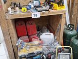 de nombreux outils posés sur une étagère dans un garage
