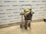 une petite machine qui se trouve dans une pièce