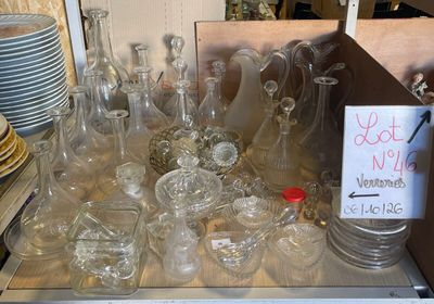 beaucoup de bouteilles en verre vides sur la table