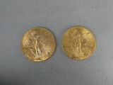 deux pièces d'or posées sur une table