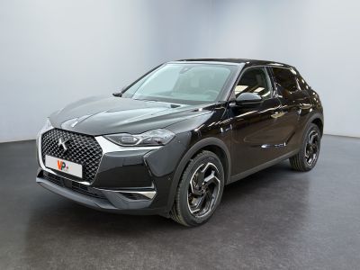 vue de face d'un SUV noir garé dans une grande pièce