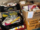 de nombreuses boîtes remplies d'objets posées les unes à côté des autres sur le sol