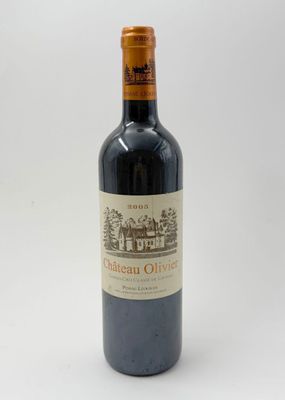 une bouteille de vin rouge posée sur une table blanche