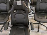 beaucoup de fauteuils de bureau en cuir noir dans une pièce