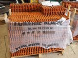une pile de briques orange empilées les unes sur les autres