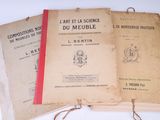trois vieux livres empilés les uns sur les autres sur une table
