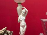 une lampe posée sur une table à côté d'autres objets