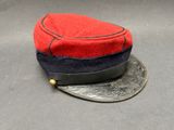 l'image d'un chapeau rouge et bleu sur une pièce de monnaie