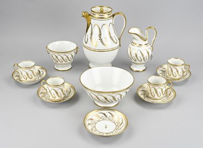 un service à thé blanc et or avec tasses et soucoupes