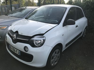 une petite voiture blanche garée à côté d'une voiture argentée