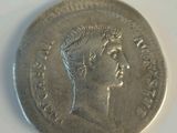 une vieille pièce d'argent portant une tête de femme