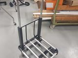 un chariot posé par terre dans un magasin