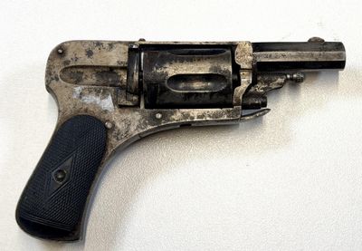 un vieux fusil sur une surface blanche avec un fond blanc