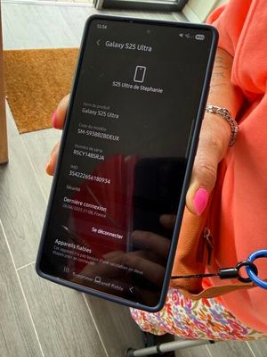 une femme tenant un téléphone portable à la main