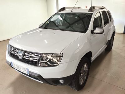 La Dacia blanche est garée dans le garage d'un immeuble.