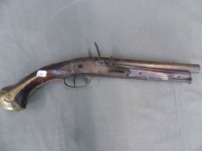 un vieux pistolet posé sur une table