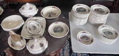 de nombreuses assiettes et bols posés ensemble sur une table