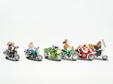 cinq figurines représentant des personnes à moto sur un fond blanc