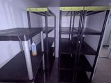 une longue rangée d'étagères dans le couloir d'un immeuble