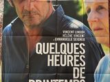 une affiche de film représentant un homme et une femme qui se regardent fixement