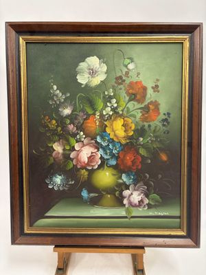 un tableau représentant des fleurs dans un vase vert posé sur un chevalet