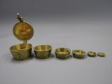 une photo représentant un ensemble d'objets en laiton posés sur une table