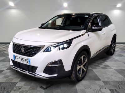 la voiture blanche est garée sur un sol en damier dans le garage