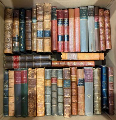 une boîte remplie de vieux livres posée sur une étagère