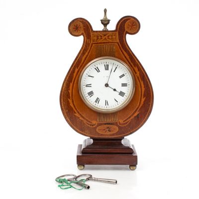 TRAVAIL ANGLAIS DU XIXE Pendule lyre en acajou et marqueteri…
