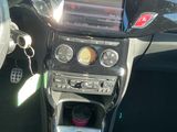 l'intérieur d'une voiture avec un volant et des commandes sur le tableau de bord