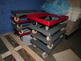une pile de palettes en bois équipées de roulettes