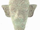 une image représentant une sculpture représentant une tête sur fond blanc
