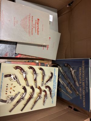 plein d'outils dans une boîte posée par terre