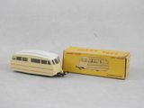 maquette jaune et blanche d'un bus avec une caisse, posée sur un fond blanc